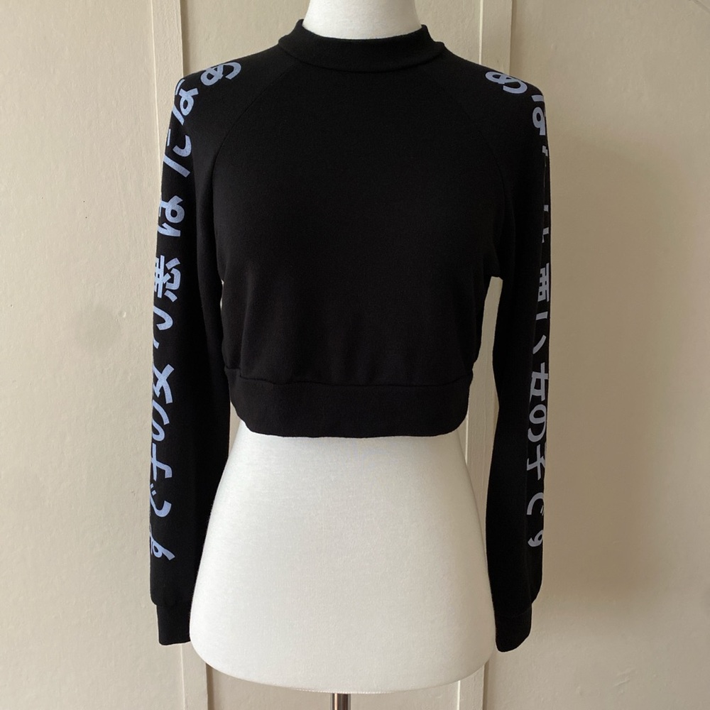 NWT Forever 21 black long-sleeve relaxed crop top w/ Japanese text, size Small